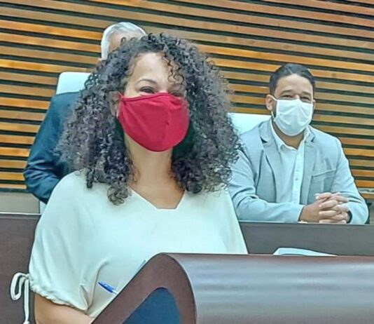 Débora Camilo tenta na Câmara cassação do título de “Cidadão Santista” de Milton Ribeiro