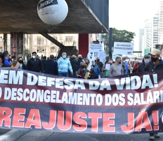 Professores da rede estadual de SP protestam contra aulas presenciais na pandemia