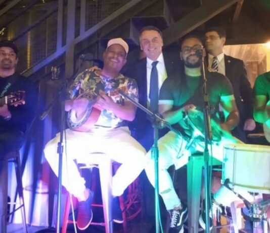 500 mil mortes e Bolsonaro cai no pagode sem máscara