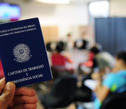 Quase 3,5 milhões de brasileiros estão sem emprego há pelo menos dois anos