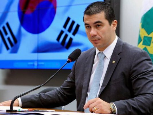 Deputado mostra provas de que avisou Bolsonaro sobre escândalo da Covaxin
