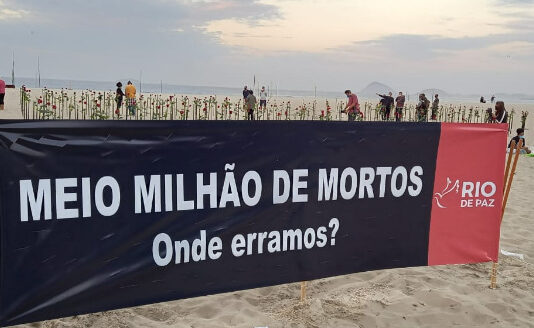 Total de óbitos por Covid no Brasil supera população da cidade de Santos