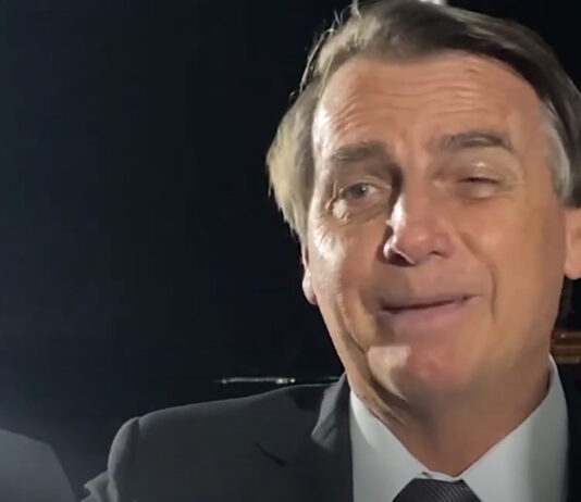 Bolsonaro continua com dificuldades de fala devido aos soluços, segundo fontes do hospital