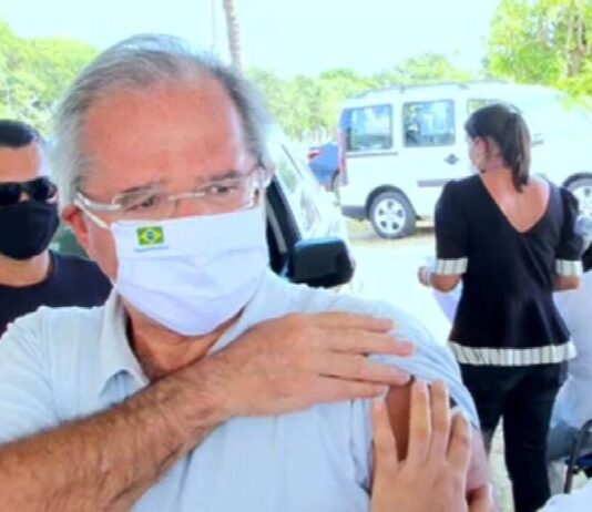 Em conluio com Bolsonaro, Paulo Guedes agiu para atrasar compra de vacinas da Pfizer