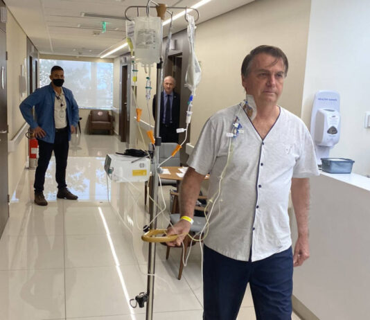 Em recuperação, Bolsonaro posta foto em corredor do hospital onde caminha sem máscara