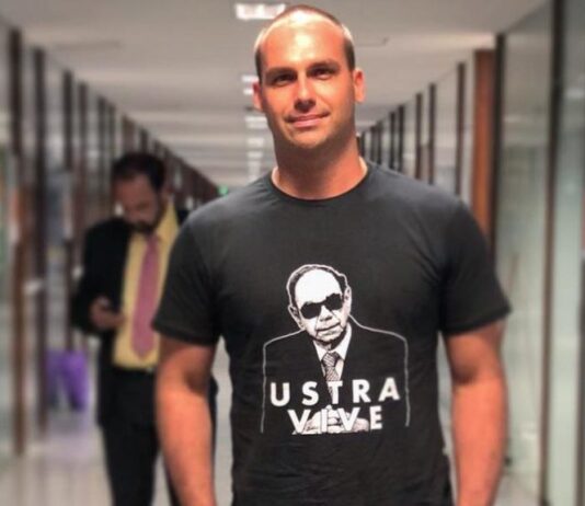 Eduardo Bolsonaro tem perfil bloqueado no Facebook após publicar frases de Hitler