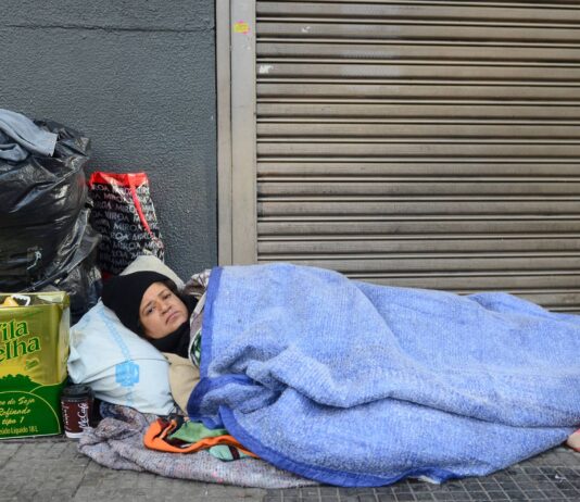Padre Julio Lancellotti quer liberação das estações de metrô para abrigar pessoas em situação de rua