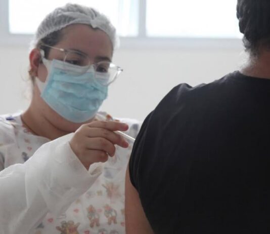 Maioria das cidades da Baixada amplia aplicação da terceira dose da vacina contra Covid-19