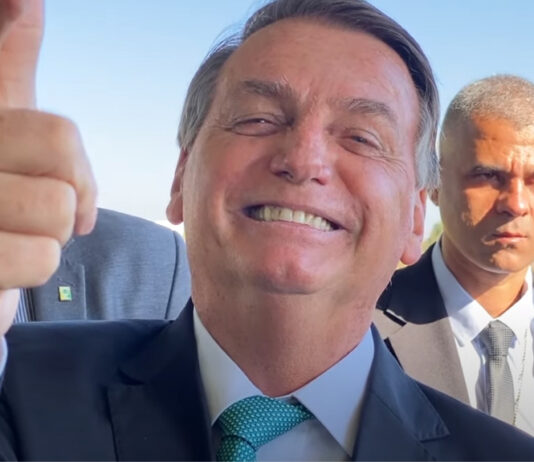Preço do petróleo cai 18,7%, mas Bolsonaro mantém gasolina e diesel em alta