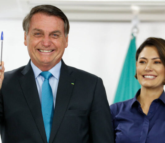 Bolsonaro pagou viagem de lua de mel com Michelle com dinheiro da cota parlamentar