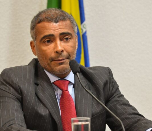 Romário chama ministro de Educação de imbecil por fala sobre crianças com deficiência