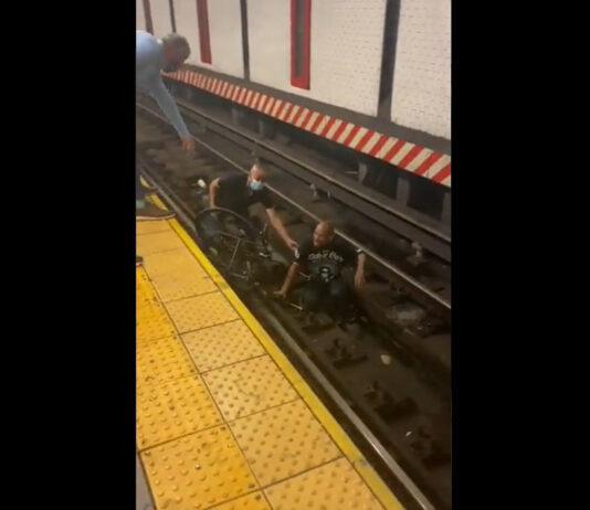Homem resgata cadeirante dos trilhos do Metrô de Nova Iorque; veja o vídeo