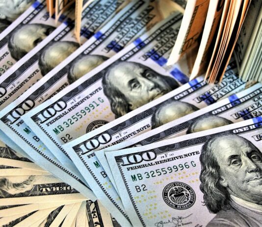 Dólar sobe, atinge a marca de R$ 5,45, preço do petróleo cai e indicadores econômicos desabam