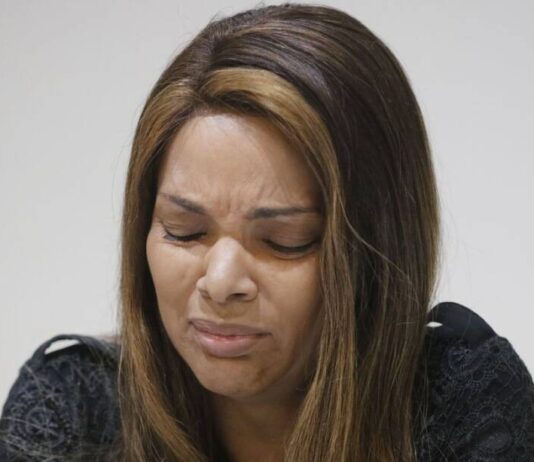 Depois de ter seu mandato cassado, ex-deputada Flordelis é presa em sua casa, em Niterói