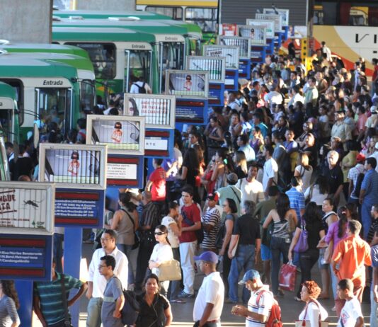 População brasileira ultrapassa 213,3 milhões, de acordo com levantamento do IBGE