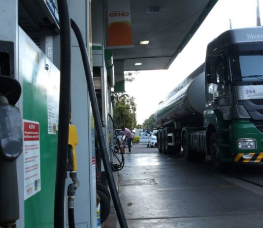 Mais um reajuste para o consumidor: Litro da gasolina sobe R$ 0,09 nas refinarias da Petrobras