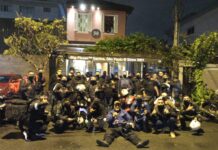 Motoboys levam solidariedade através da noite da pizza a crianças de comunidades