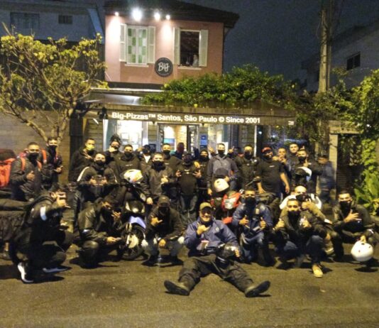 Motoboys levam solidariedade através da noite da pizza a crianças de comunidades