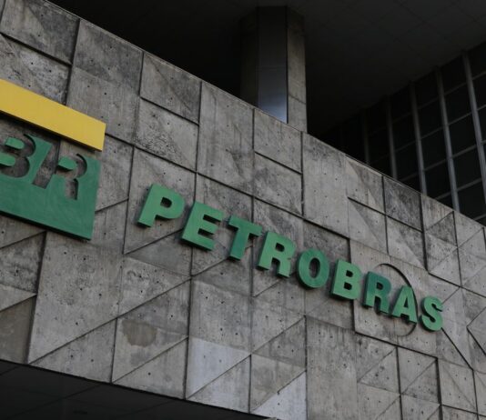 Petrobras ignora Jair Bolsonaro e aumenta preço da gasolina em 18,8% e diesel em 25%
