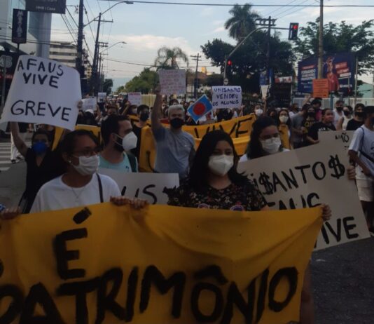 Vídeo: Centenas de pessoas protestam contra fechamento do Campus Boqueirão da UniSantos