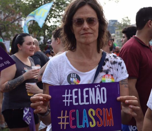 Zélia Duncan é alvo de fake news da extrema direita e fundamentalistas religiosos e recebe ameaças