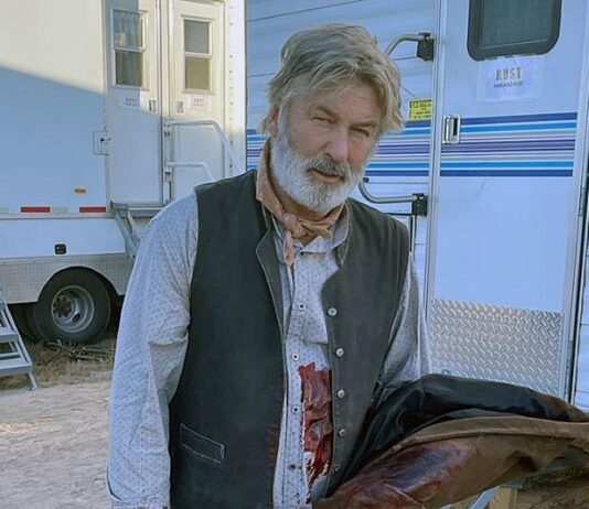 Alec Baldwin atira com arma cenográfica e mata diretora acidentalmente em gravação