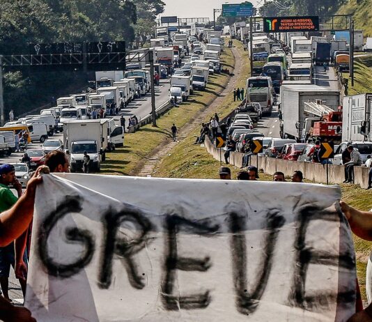 “Esmola”: Caminhoneiros desafiam Bolsonaro e confirmam greve mesmo depois de promessas