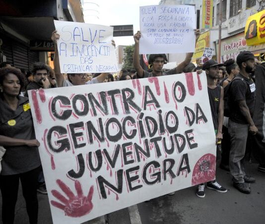Jovens negros são vítimas de 80% das mortes violentas no Brasil, aponta pesquisa