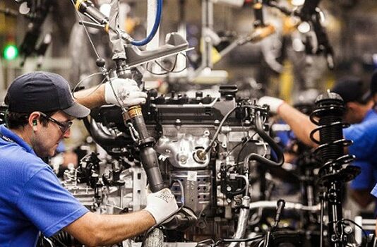 Economia derrete: produção industrial registra queda em quase todo Brasil