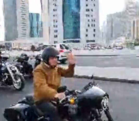 Sem agenda oficial, Jair Bolsonaro passeia de Harley Davidson no Catar