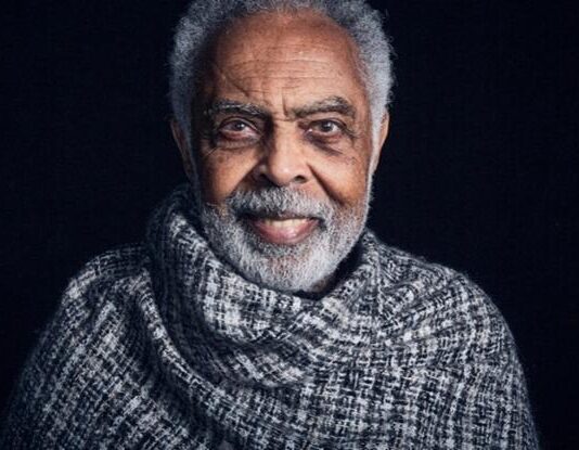 Gilberto Gil fala sobre relações com outros homens e afirma que “todo mundo é bissexual”