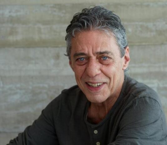 Equipe de Chico Buarque nega que Adele tenha plagiado parceria com Tom Jobim