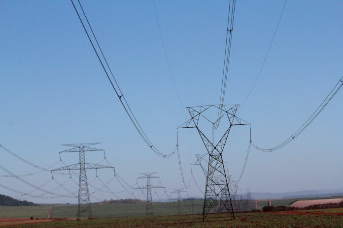 Torre de distribuição de energia elétrica de alta tensã