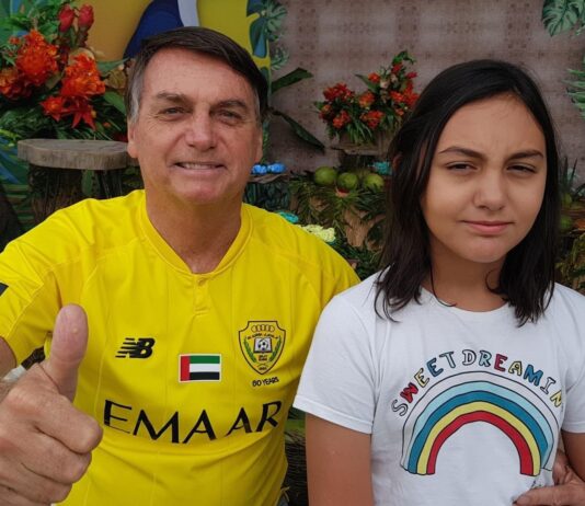 Bolsonaro pode responder na Justiça se não vacinar a filha, afirmam advogados