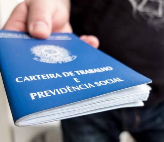 Salário médio em carteira assinada no Brasil desvaloriza 5,6% em apenas um ano