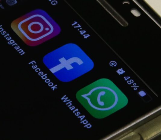 Facebook é multado pelo Procon-SP em R$ 11 milhões por apagão no WhatsApp