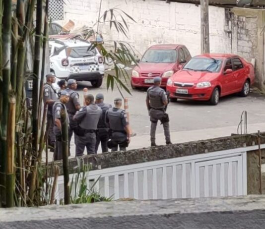 Vídeos: Mulher é baleada em troca de tiros durante operação policial no Saboó, em Santos