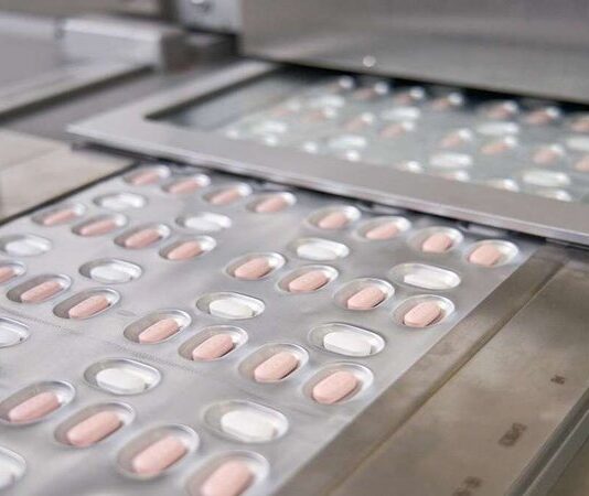 Pfizer e Merck disputam mercado por antiviral que reduz risco de morte por Covid-19