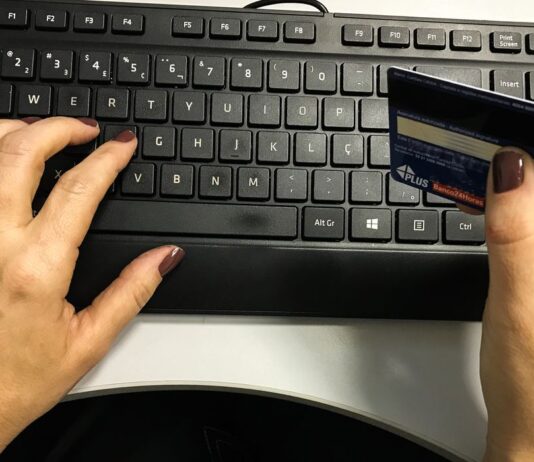 Colapso social: 85,2% das famílias têm dívida no Cartão de Crédito, que sobe com alta na Selic