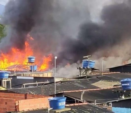 Perigo: Incêndio destrói moradias na Vila dos Pescadores, em Cubatão