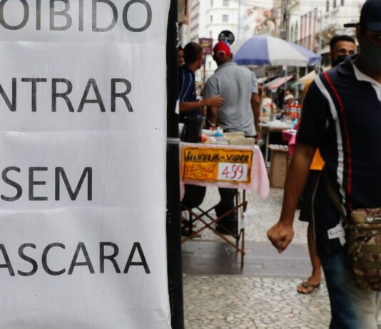 Doria volta atrás e mantém obrigatoriedade do uso de máscara em locais abertos