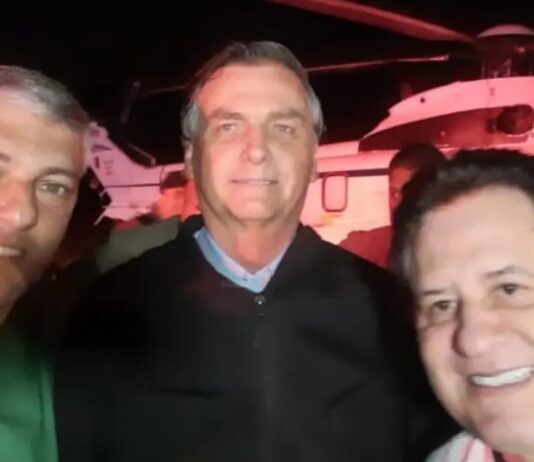 Após alta, Bolsonaro segue em férias e dá pontapé inicial em jogo de sertanejos; veja vídeo