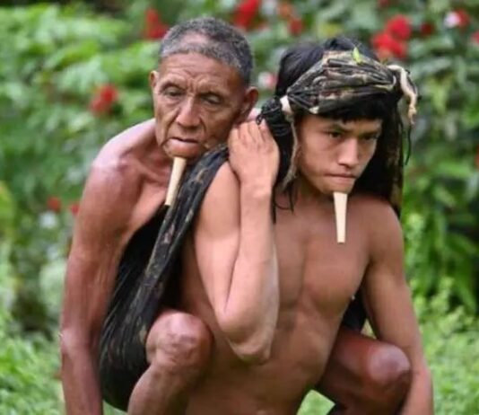Imagem de índio que carrega pai nas costas por seis horas pra se vacinar contra Covid-19 viraliza