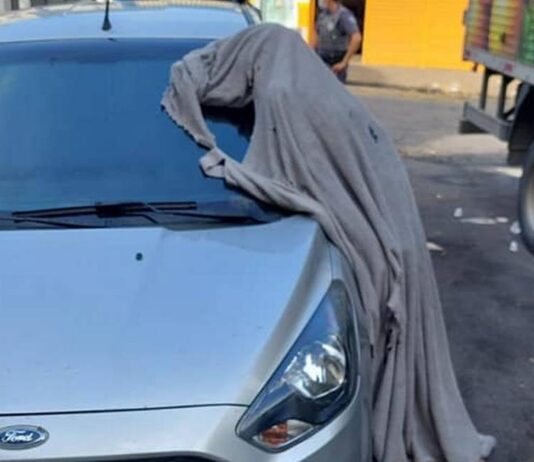 Homem é achado morto em pé, encostado em um carro, e assusta moradores de Santos