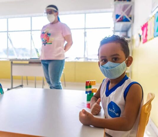 Nicolelis é contra volta às aulas e avisa: gráfico aponta que Ômicron atinge mais crianças