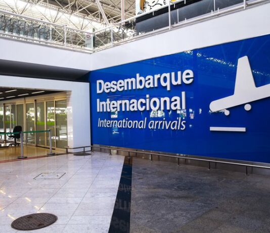 Ômicron: Mais de 4 mil voos são cancelados e 11 mil sofrem atraso neste domingo