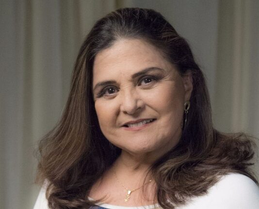 Atriz Elizangela, que se negou a tomar vacina, está internada em estado grave com Covid