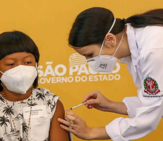 Primeira criança vacinada contra a Covid-19 é um indígena xavante de 8 anos