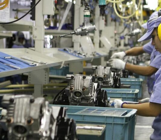 Indústria brasileira encerra 2021 com queda e em “condição delicada”, diz pesquisa