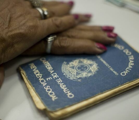 Governo Bolsonaro: Brasil perde mais 265 mil vagas de emprego com carteira assinada em dezembro